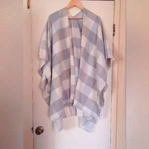 ❤️NWT Old Navy Women's Grey and White Flannel Poncho Scarf